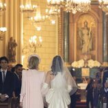 Eugenia Gil yendo hacia al altar del brazo de su madre en su boda con Javier García-Obregón