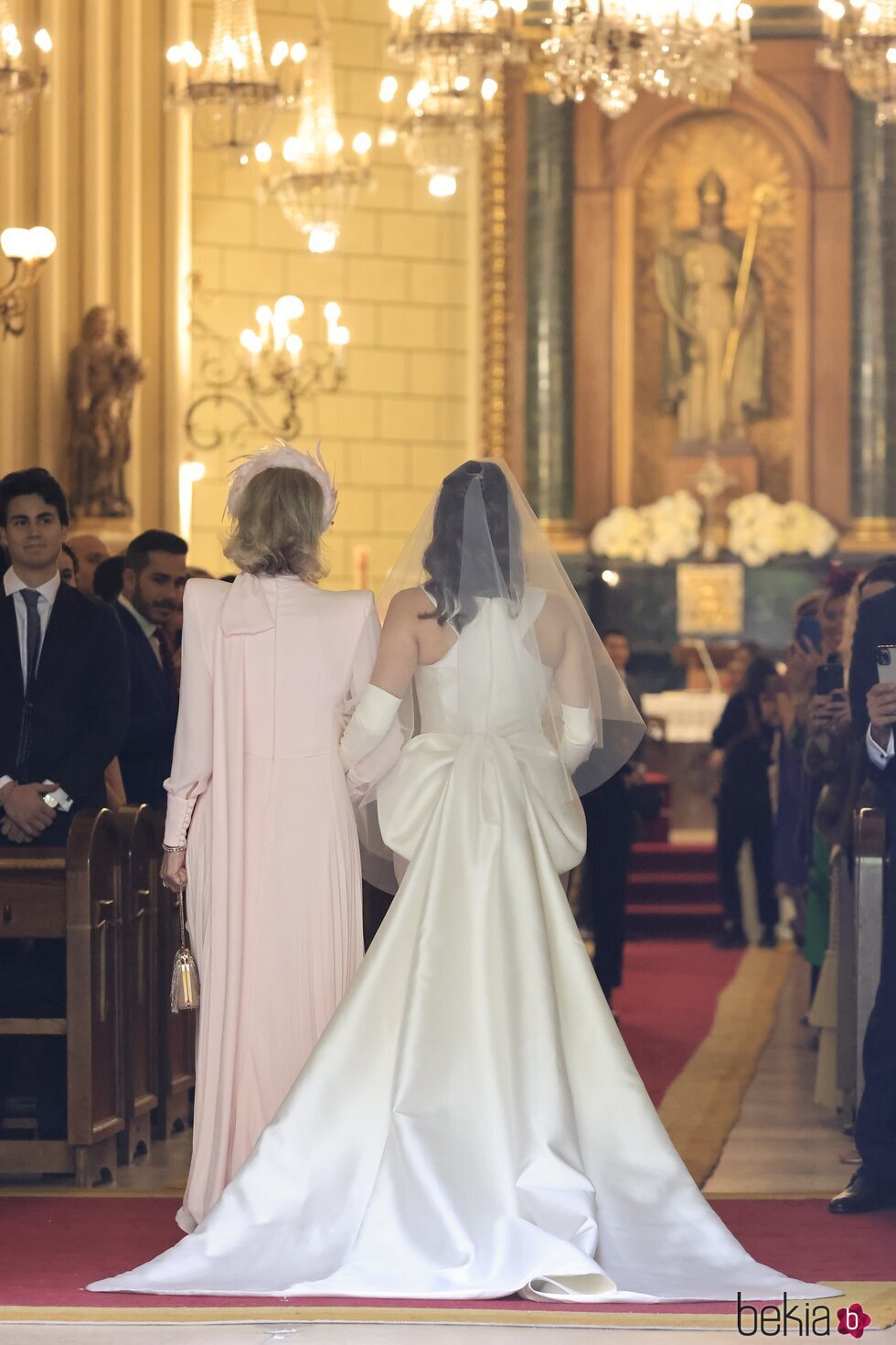 Eugenia Gil yendo hacia al altar del brazo de su madre en su boda con Javier García-Obregón