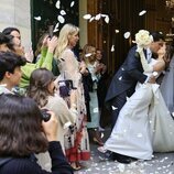 Javier García-Obregón y Eugenia Gil se dan un beso en su boda