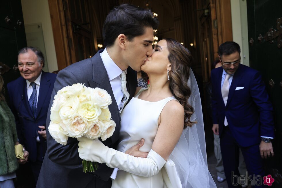 Javier García-Obregón y Eugenia Gil se besan en su boda