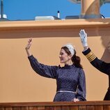 Federico y Mary de Dinamarca saludando desde el Dannebrog en su primer viaje en el yate real como reyes