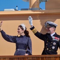 Federico y Mary de Dinamarca saludando desde el Dannebrog en su primer viaje en el yate real como reyes