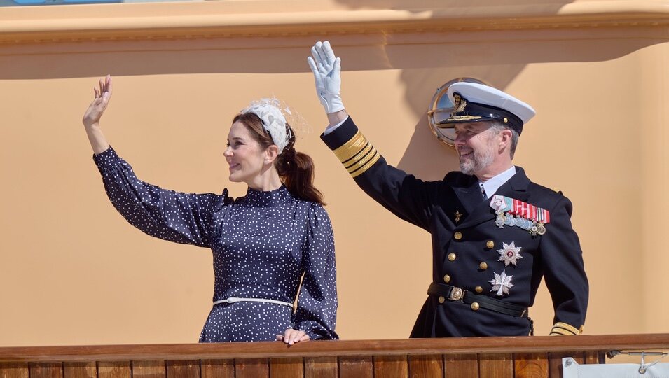 Federico y Mary de Dinamarca saludando desde el Dannebrog en su primer viaje en el yate real como reyes