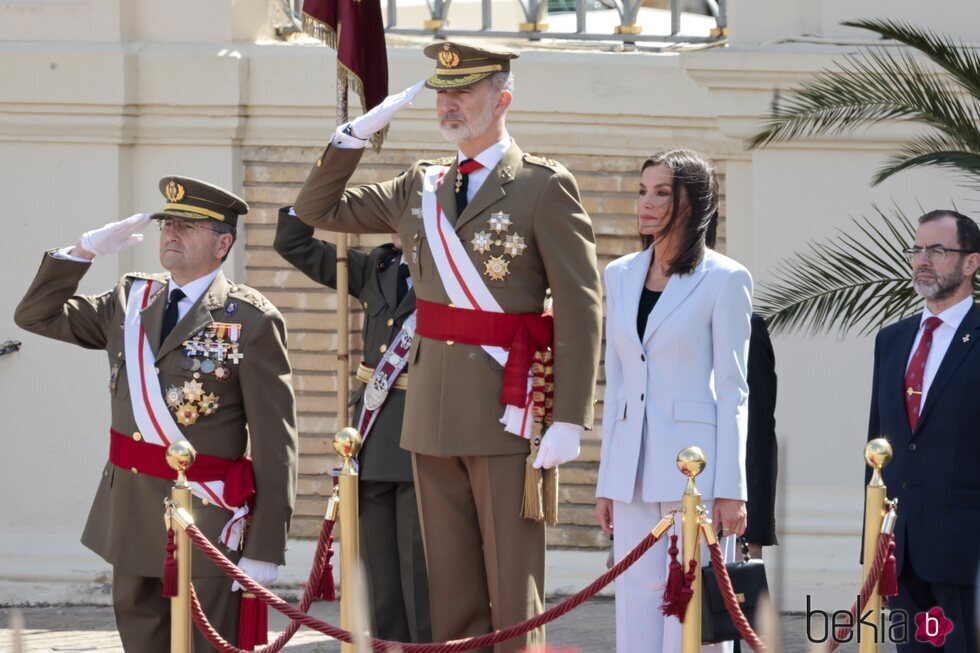 El Rey Felipe VI y la Reina Letizia durante su jura de bandera en Zaragoza