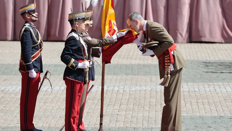 El Rey Felipe jura bandera en su 40 aniversario en Zaragoza