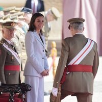 La Reina Letizia recibe al Rey Felipe VI tras jurar bandera en su 40 aniversario