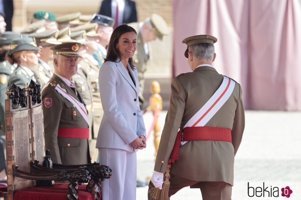 La Reina Letizia recibe al Rey Felipe VI tras jurar bandera en su 40 aniversario