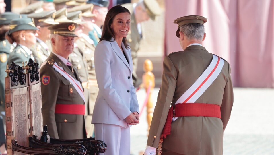 La Reina Letizia recibe al Rey Felipe VI tras jurar bandera en su 40 aniversario