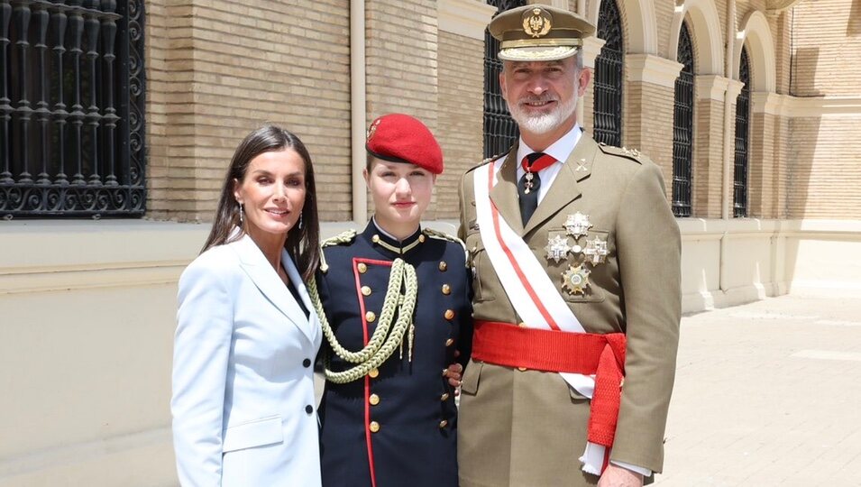 La Reina Letizia, la Princesa Leonor y el Rey Felipe VI en su jura de bandera en el 40 aniversario