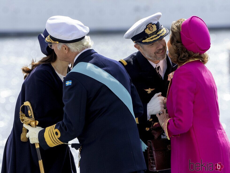 Carlos Gustavo y Silvia de Suecia saludan a Federico y Mary de Dinamarca en el recibimiento por la Visita de Estado de los Reyes de Dinamarca a Suecia