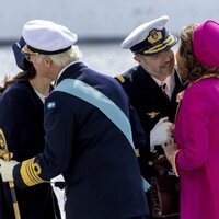 Carlos Gustavo y Silvia de Suecia saludan a Federico y Mary de Dinamarca en el recibimiento por la Visita de Estado de los Reyes de Dinamarca a Suecia