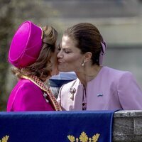 Silvia de Suecia y Victoria de Suecia se dan un beso en el recibimiento por la Visita de Estado de Federico y Mary de Dinamarca a Suecia