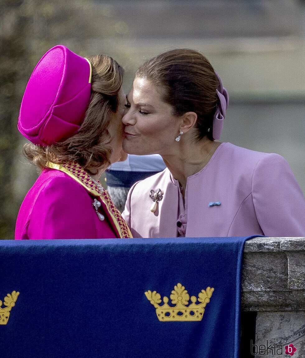 Silvia de Suecia y Victoria de Suecia se dan un beso en el recibimiento por la Visita de Estado de Federico y Mary de Dinamarca a Suecia