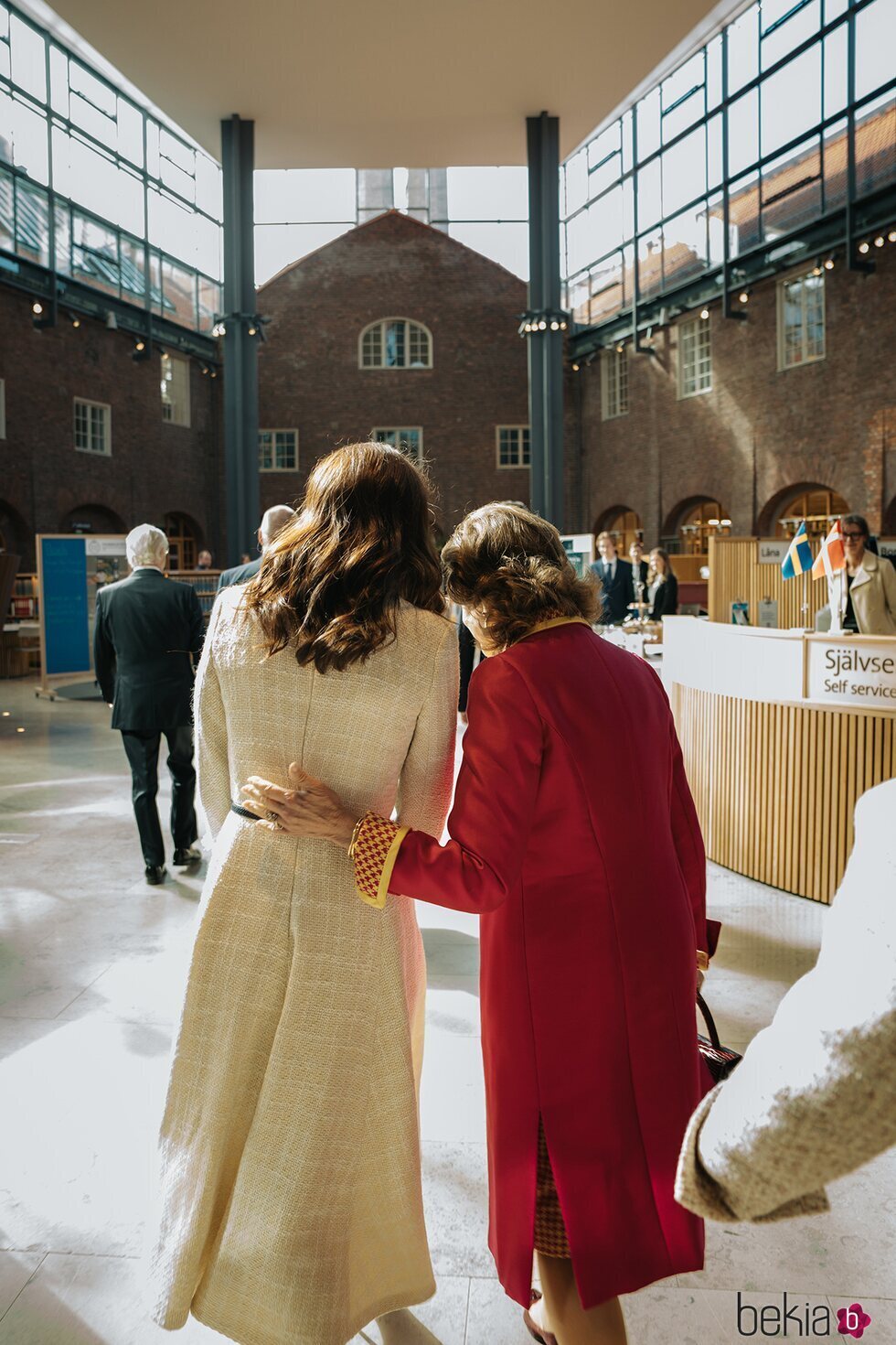 Silvia de Suecia, muy cariñosa con Mary de Dinamarca en el Real Instituto de Tecnología de Estocolmo