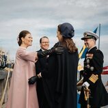 Victoria de Suecia y Mary de Dinamarca se saludan con cariño en presencia de Daniel de Suecia y Federico de Dinamarca