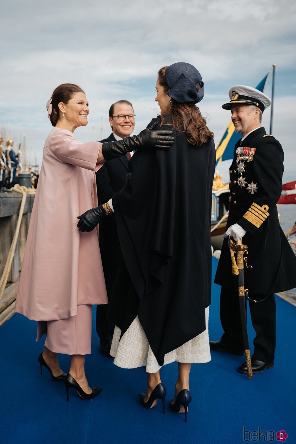 Victoria de Suecia y Mary de Dinamarca se saludan con cariño en presencia de Daniel de Suecia y Federico de Dinamarca