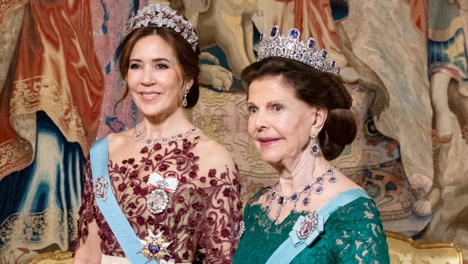 Mary de Dinamarca con la Tiara de Rubíes y Silvia de Suecia con la Tiara de Zafiros Leuchtenberg