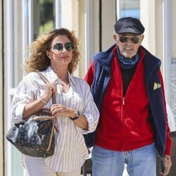 Julián Muñoz con Karina Pau dando un paseo