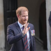 El Príncipe Harry saludando en el servicio religioso por el décimo aniversario de los Invictus Games