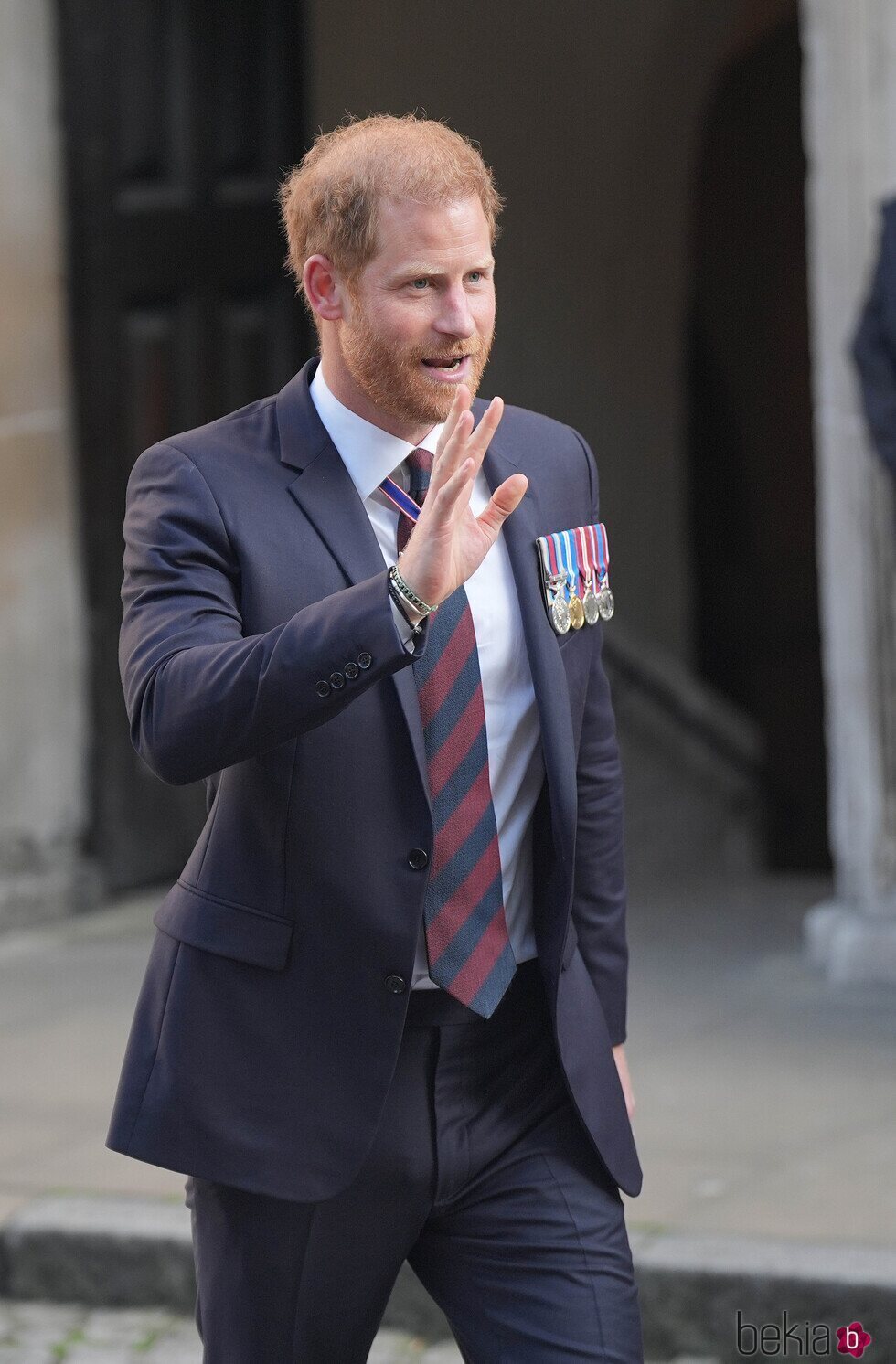 El Príncipe Harry saludando en el servicio religioso por el décimo aniversario de los Invictus Games