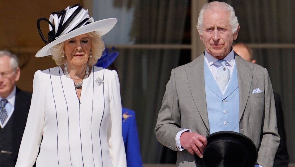 Los Reyes Carlos y Camilla en una garden party