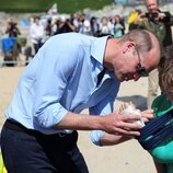 El Príncipe Guillermo firmando el brazo escayolado de un niño en Cornualles