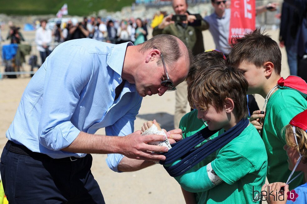 El Príncipe Guillermo firmando el brazo escayolado de un niño en Cornualles