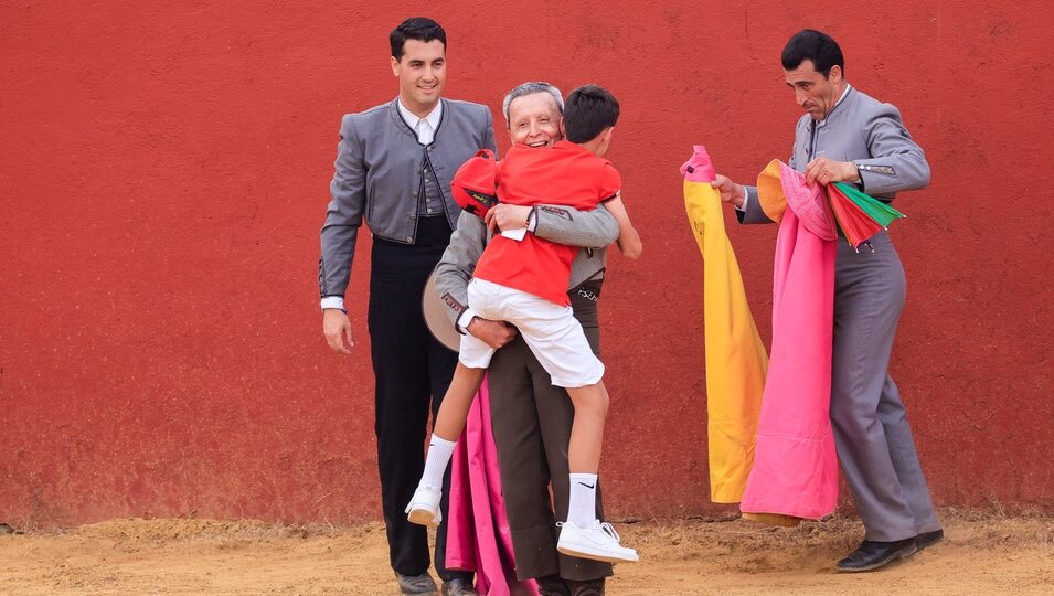 José Ortega Cano abrazando a su hijo, José María, en su vuelta a los ruedos