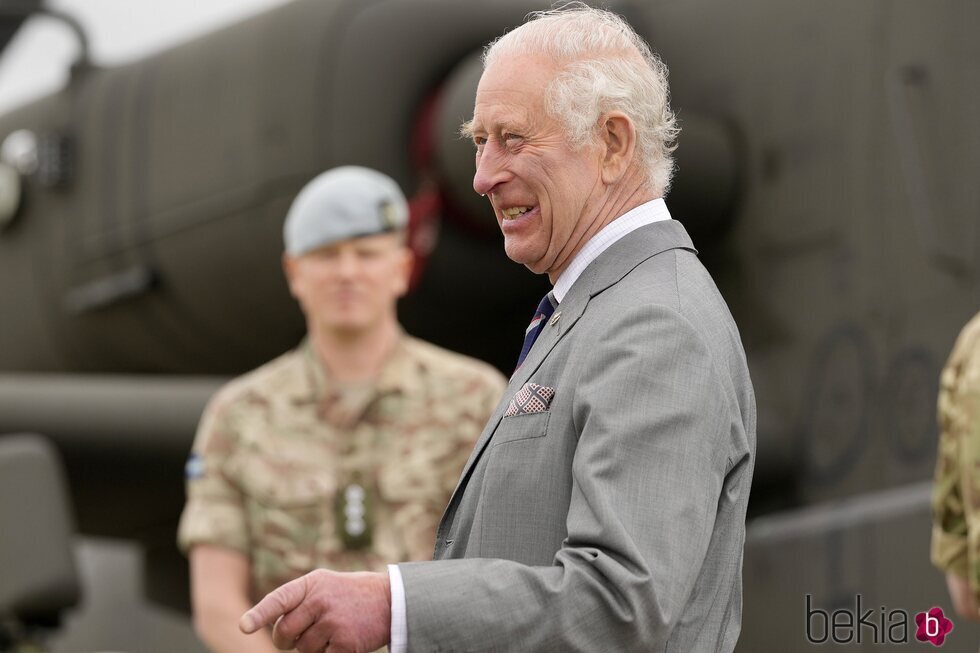 El Rey Carlos en el acto de sucesión del título de Coronel de los Army Air Corps británicos