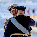 Federico de Dinamarca y Haral de Noruega se saludan en la Visita de Estado de los Reyes de Dinamarca a Noruega