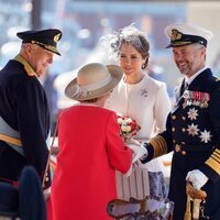Harald y Sonia de Noruega y Federico y Mary de Dinamarca se saludan en la Visita de Estado de los Reyes de Dinamarca a Noruega