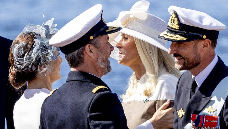 Federico y Mary de Dinamarca y Haakon y Mette-Marit de Noruega se saludan en la Visita de Estado de los Reyes de Dinamarca a Noruega