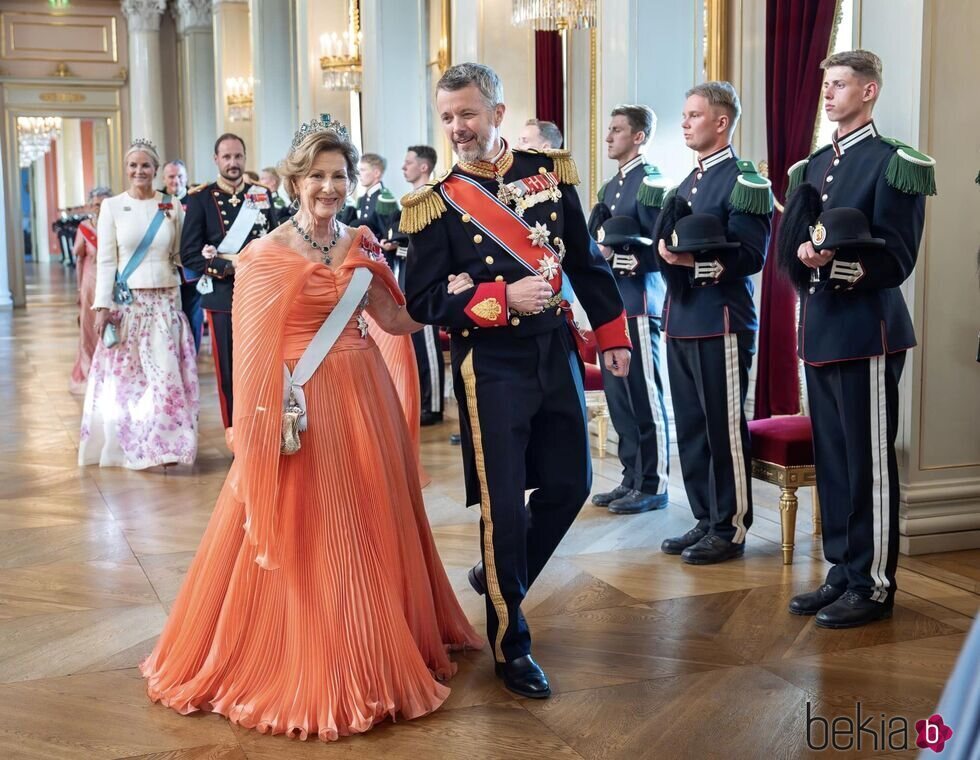 Sonia de Noruega con la Tiara de Esmeraldas y Federico de Dinamarca en la cena de gala por la Visita de Estado de los Reyes de Dinamarca a Noruega