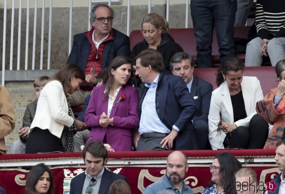 José Luis Martínez-Almeida y Teresa Urquijo comparten miradas cómplices en los toros