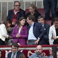 José Luis Martínez-Almeida y Teresa Urquijo comparten miradas cómplices en los toros