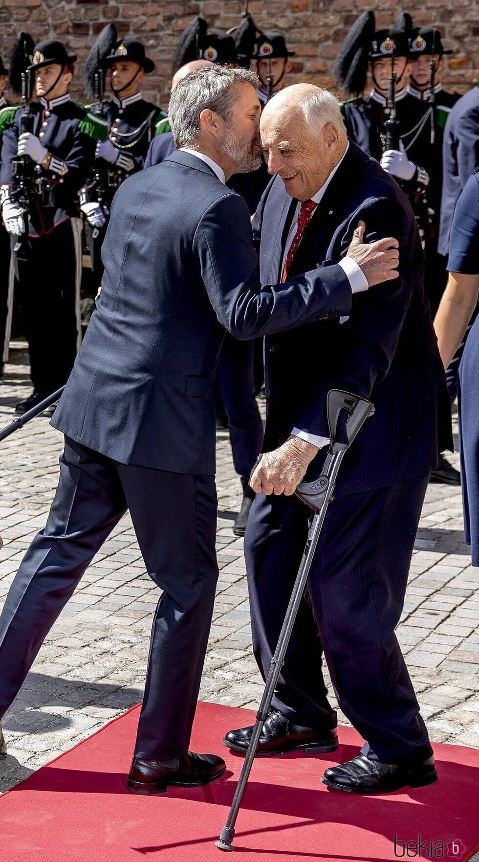 Harald de Noruega y Federico de Dinamarca se saludan en Akershus