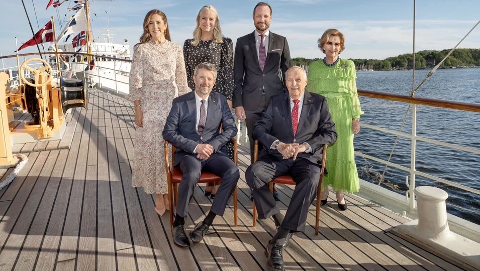 Federico y Mary de Dinamarca, Harald y Sonia de Noruega y Haakon y Mette-Marit de Noruega en el Dannebrog