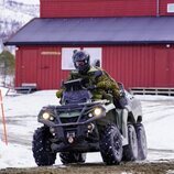 Sverre Magnus de Noruega conduciendo un vehículo militar durante su primera visita al ejército de Noruega
