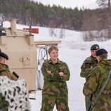 Sverre Magnus de Noruega con unos soldados en su primera visita al ejército noruego