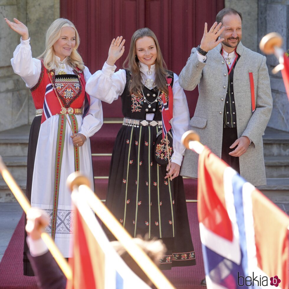 Haakon y Mette-Marit de Noruega y su hija Ingrid Alexandra saludando en Asker en el Día Nacional de Noruega 2024