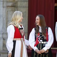 Mette-Marit de Noruega e Ingrid Alexandra de Noruega, muy cómplices en el Día Nacional de Noruega 2024