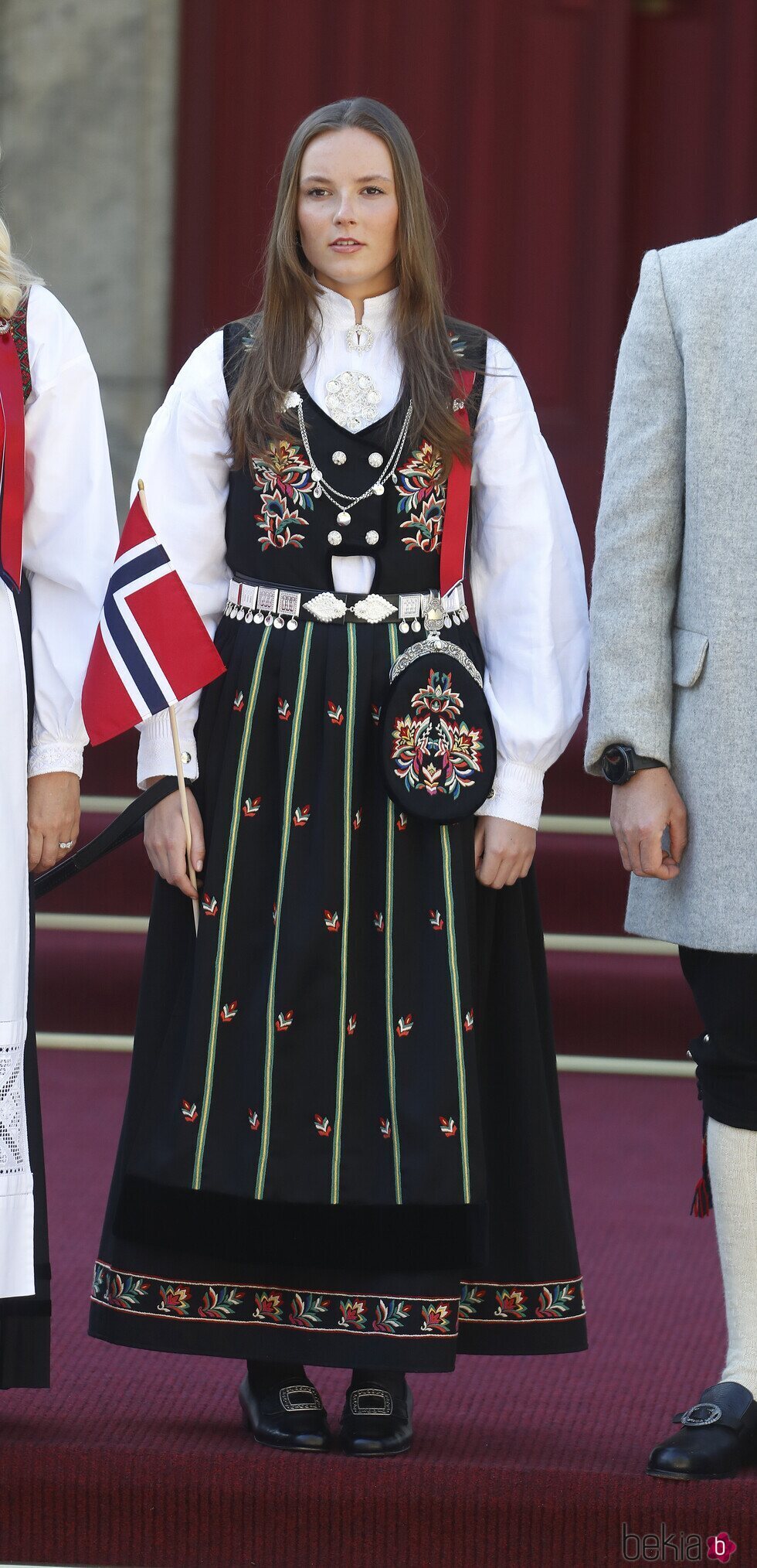 Ingrid Alexandra de Noruega con el bunad de su 18 cumpleaños en el Día Nacional de Noruega 2024