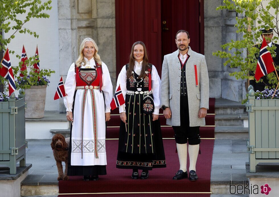 Haakon y Mette-Marit de Noruega y su hija Ingrid Alexandra de Noruega en el Día Nacional de Noruega 2024