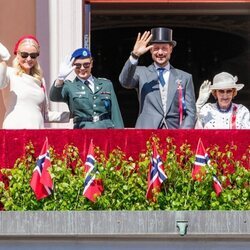 Ingrid Alexandra de Noruega con uniforme militar y gafas de sol con sus padres y abuelos en el Día Nacional de Noruega 2024
