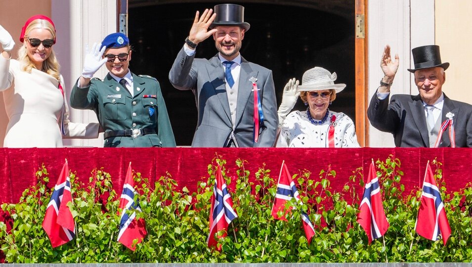 Ingrid Alexandra de Noruega con uniforme militar y gafas de sol con sus padres y abuelos en el Día Nacional de Noruega 2024