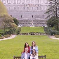Los Reyes Felipe y Letizia, la Princesa Leonor y la Infanta Sofía posan ante el Palacio Real por el 20 aniversario de bodas