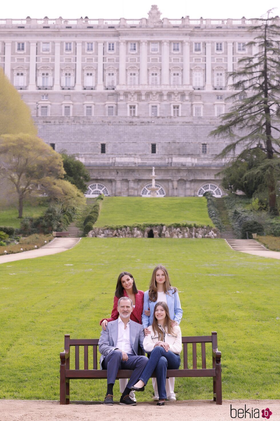 Los Reyes Felipe y Letizia, la Princesa Leonor y la Infanta Sofía posan ante el Palacio Real por el 20 aniversario de bodas