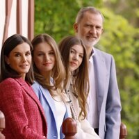 La Reina Letizia, la Princesa Leonor, la Infanta Sofía y el Rey Felipe en el reportaje por el 20 aniversario del Rey Felipe y la Reina Letizia