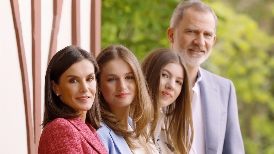 La Reina Letizia, la Princesa Leonor, la Infanta Sofía y el Rey Felipe en el reportaje por el 20 aniversario del Rey Felipe y la Reina Letizia