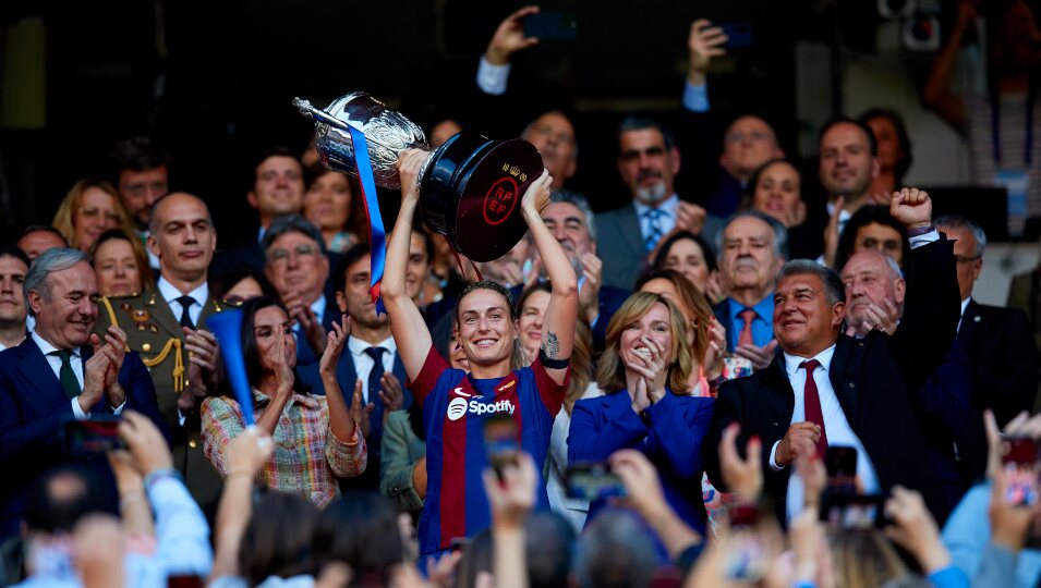 La Reina Letizia aplaude sonriente tras entregar la Copa de la Reina al Barça